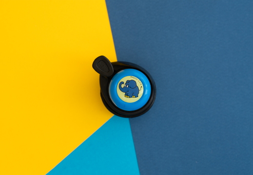 elefant-scooter-bell-auf-farbigem-karton-1